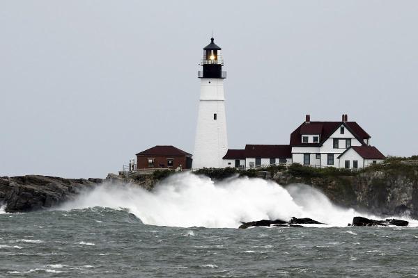 大西洋风暴“李”袭击新英格兰和加拿大沿海地区，数千人断电，1人死亡